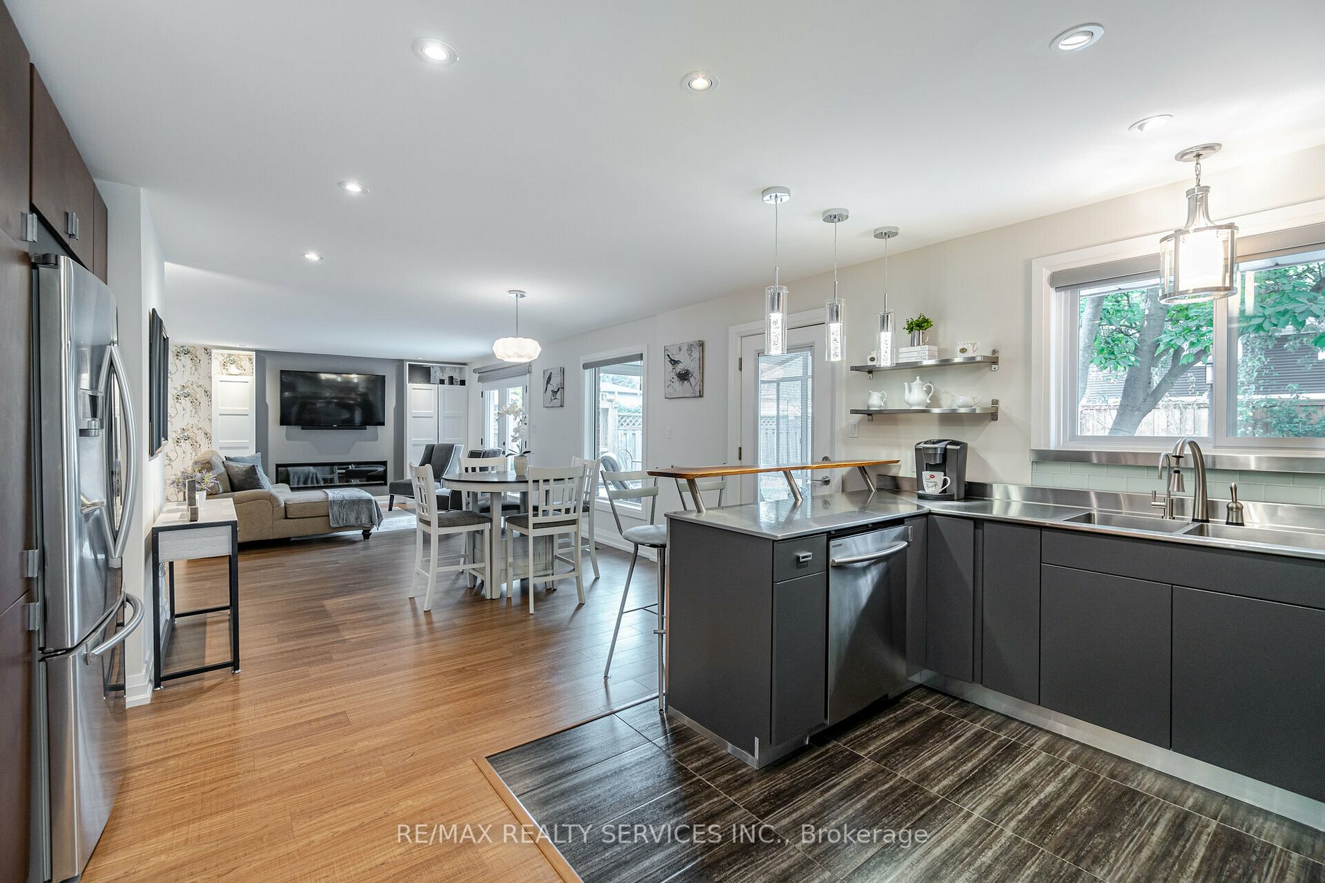 25 Roberts Cres