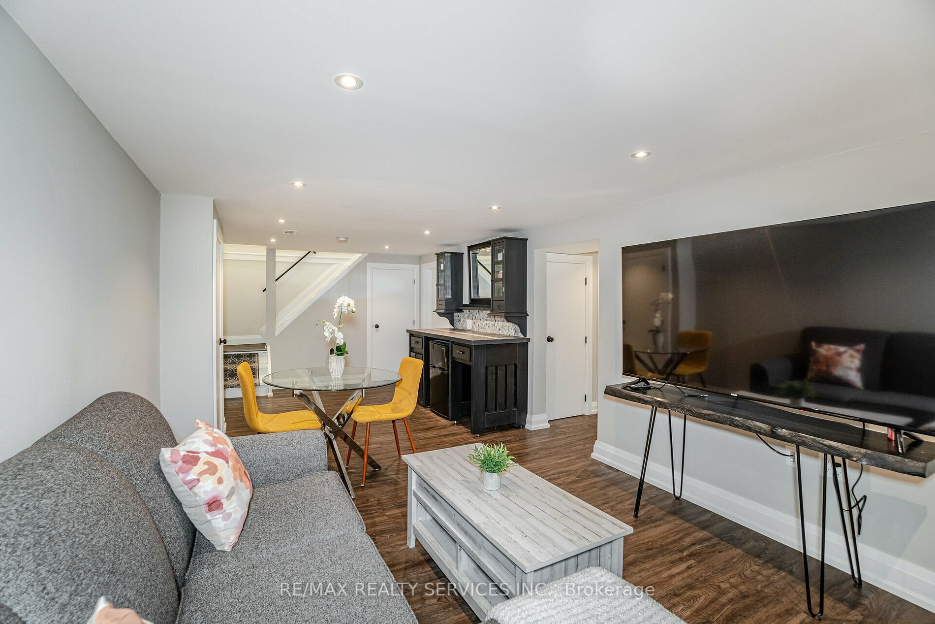 25 Roberts Cres