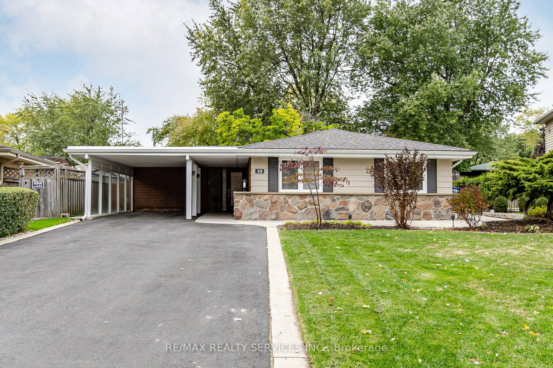 25 Roberts Cres