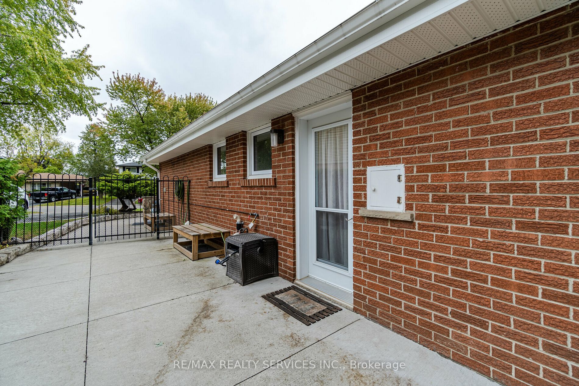 25 Roberts Cres