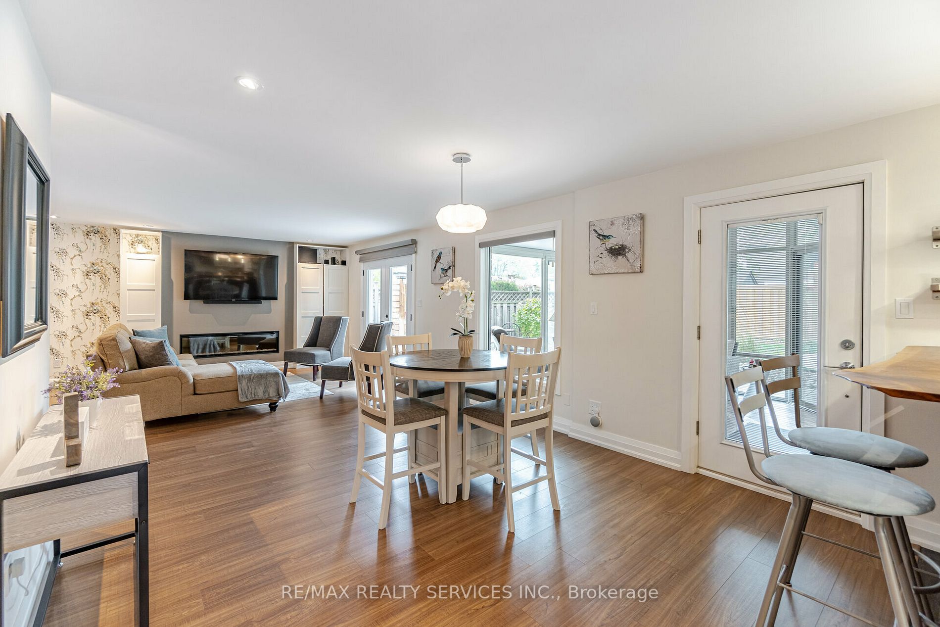 25 Roberts Cres