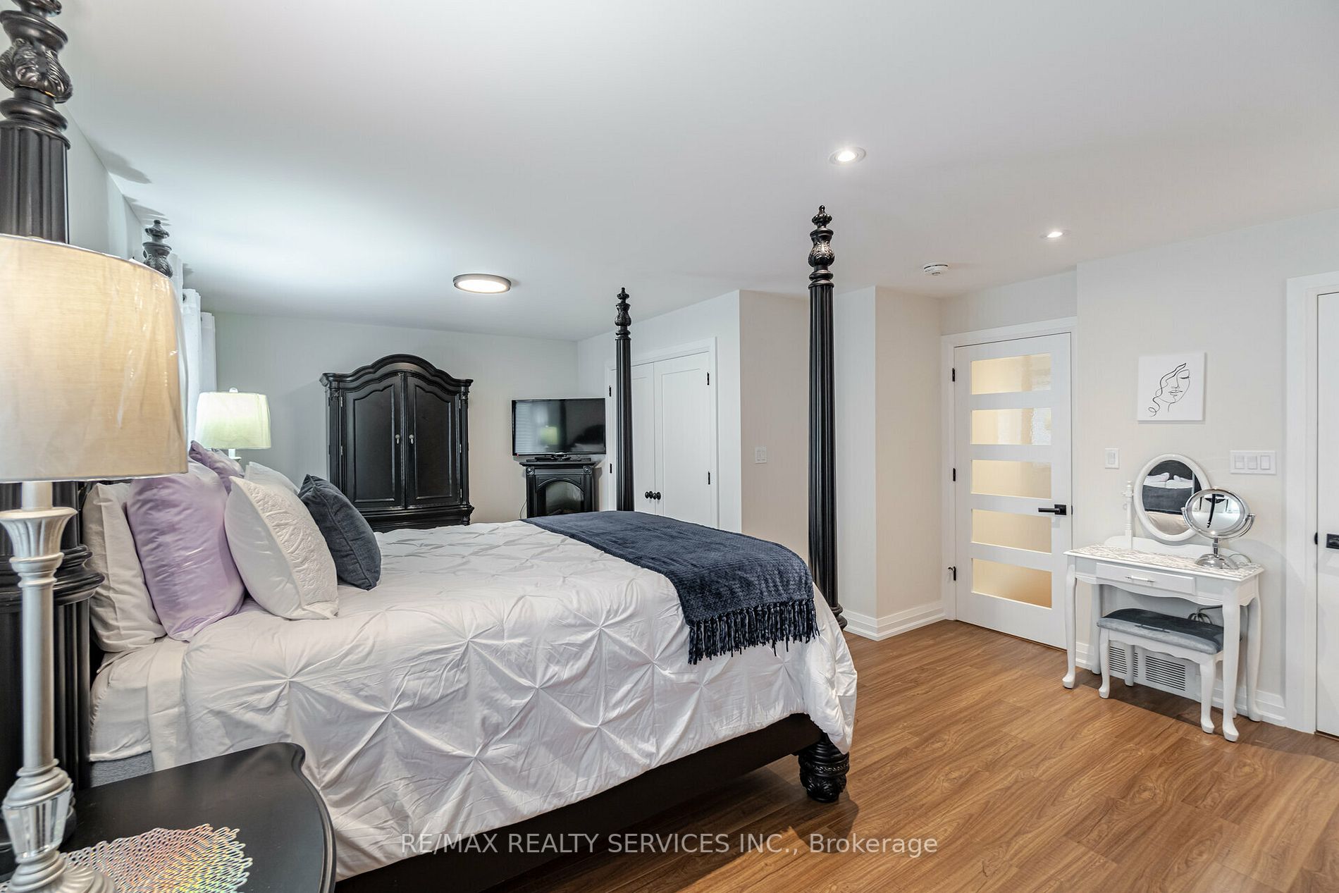 25 Roberts Cres