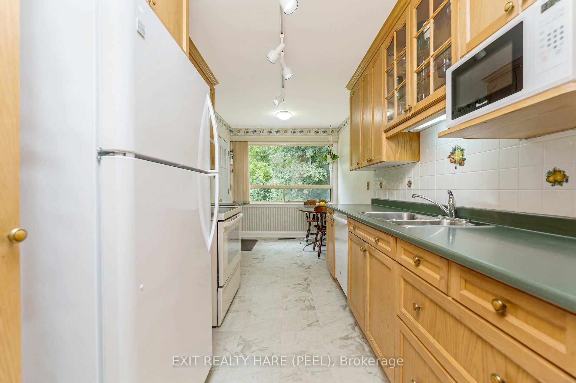 4 Moore Cres
