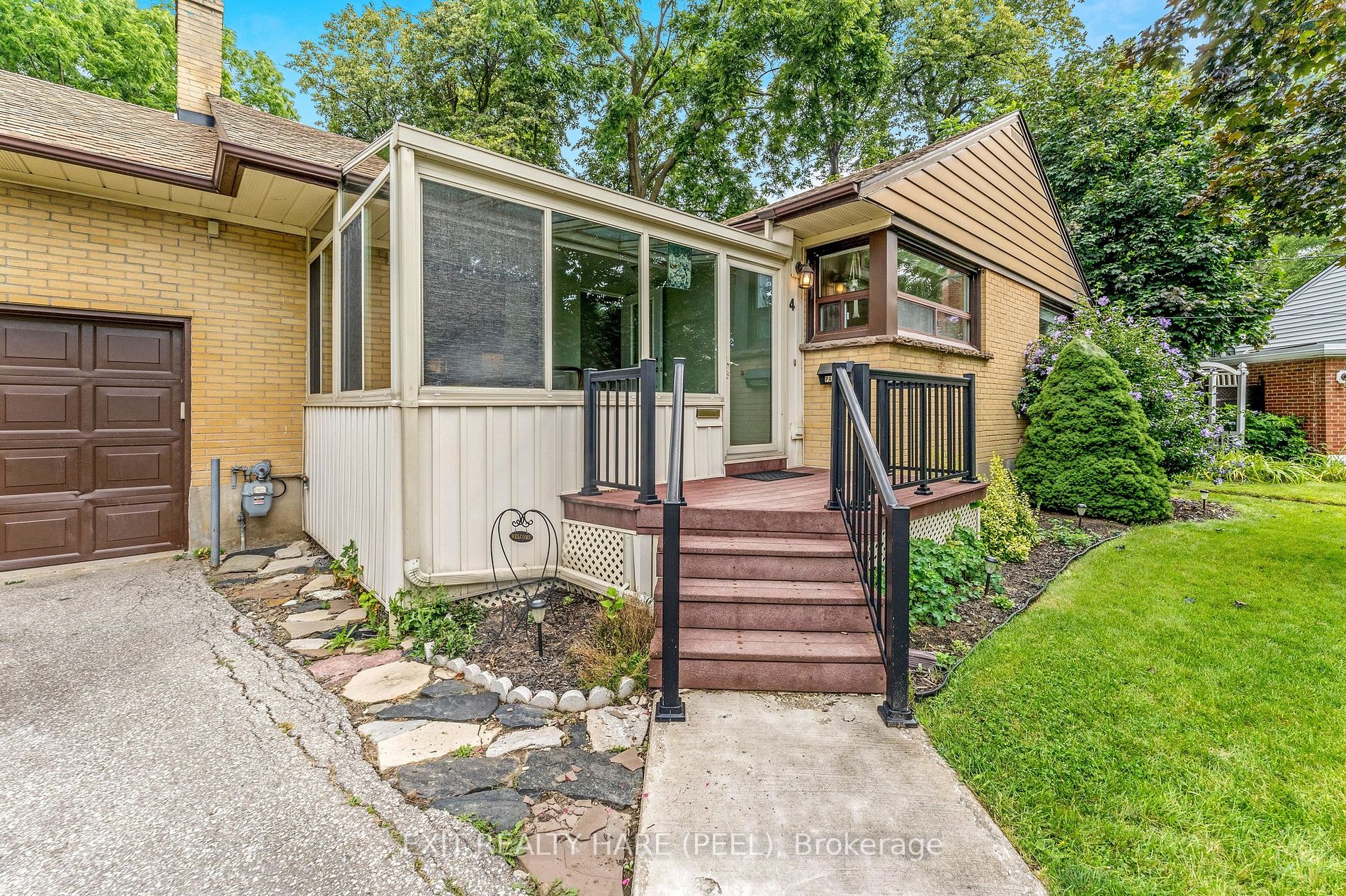 4 Moore Cres
