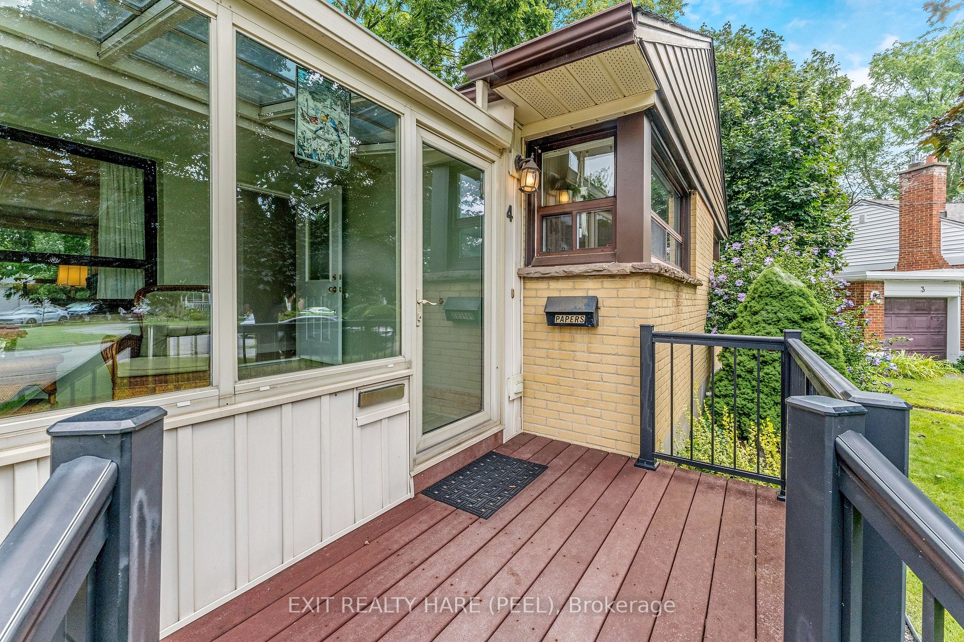 4 Moore Cres