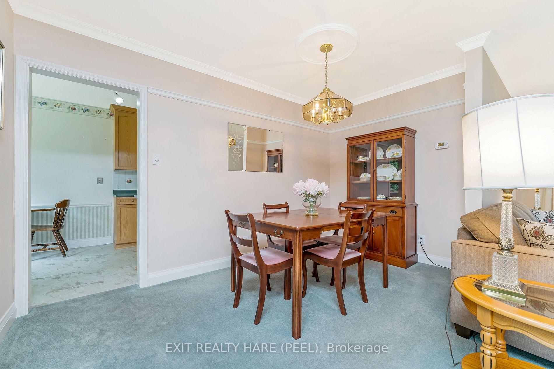 4 Moore Cres