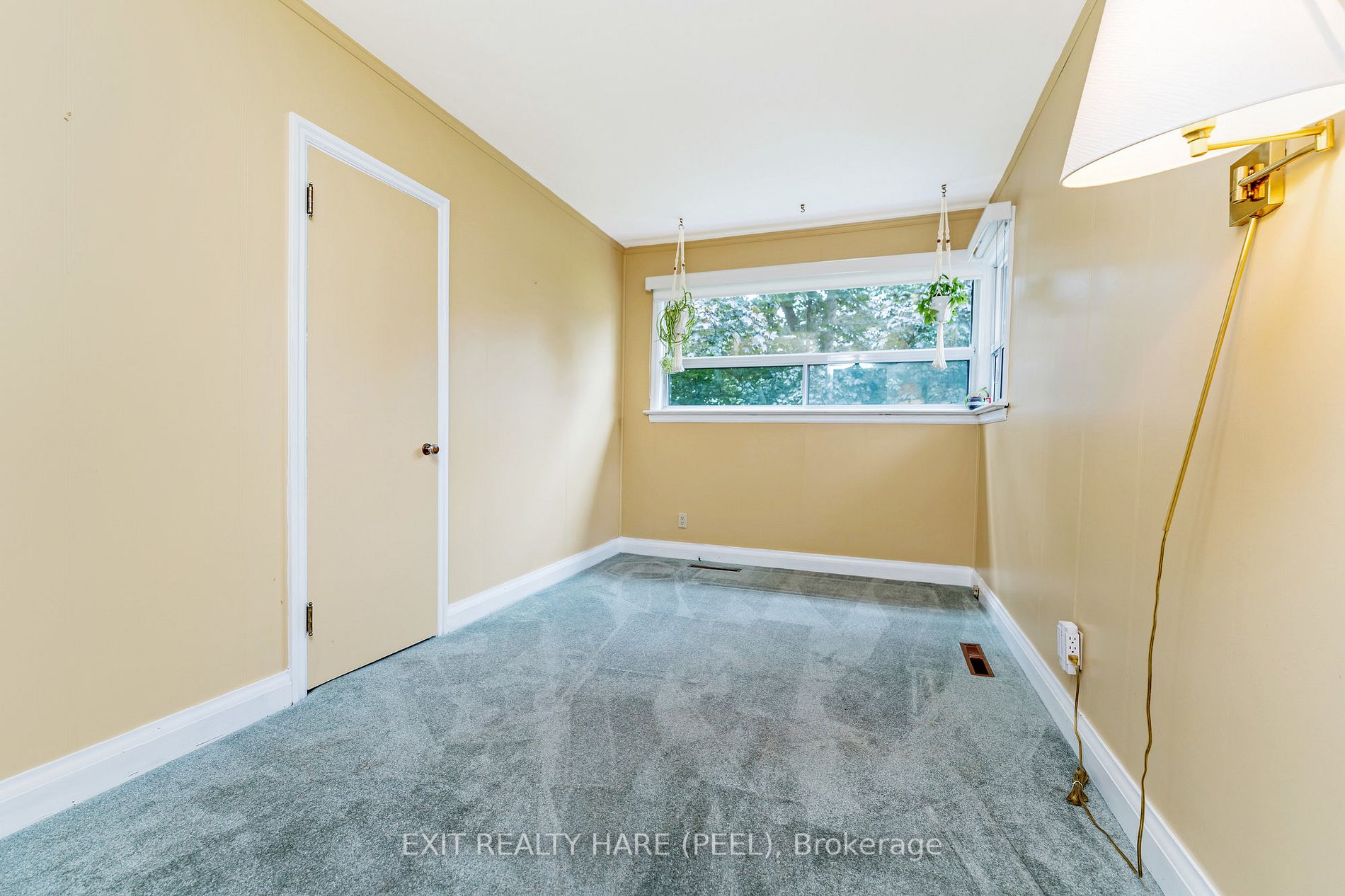 4 Moore Cres