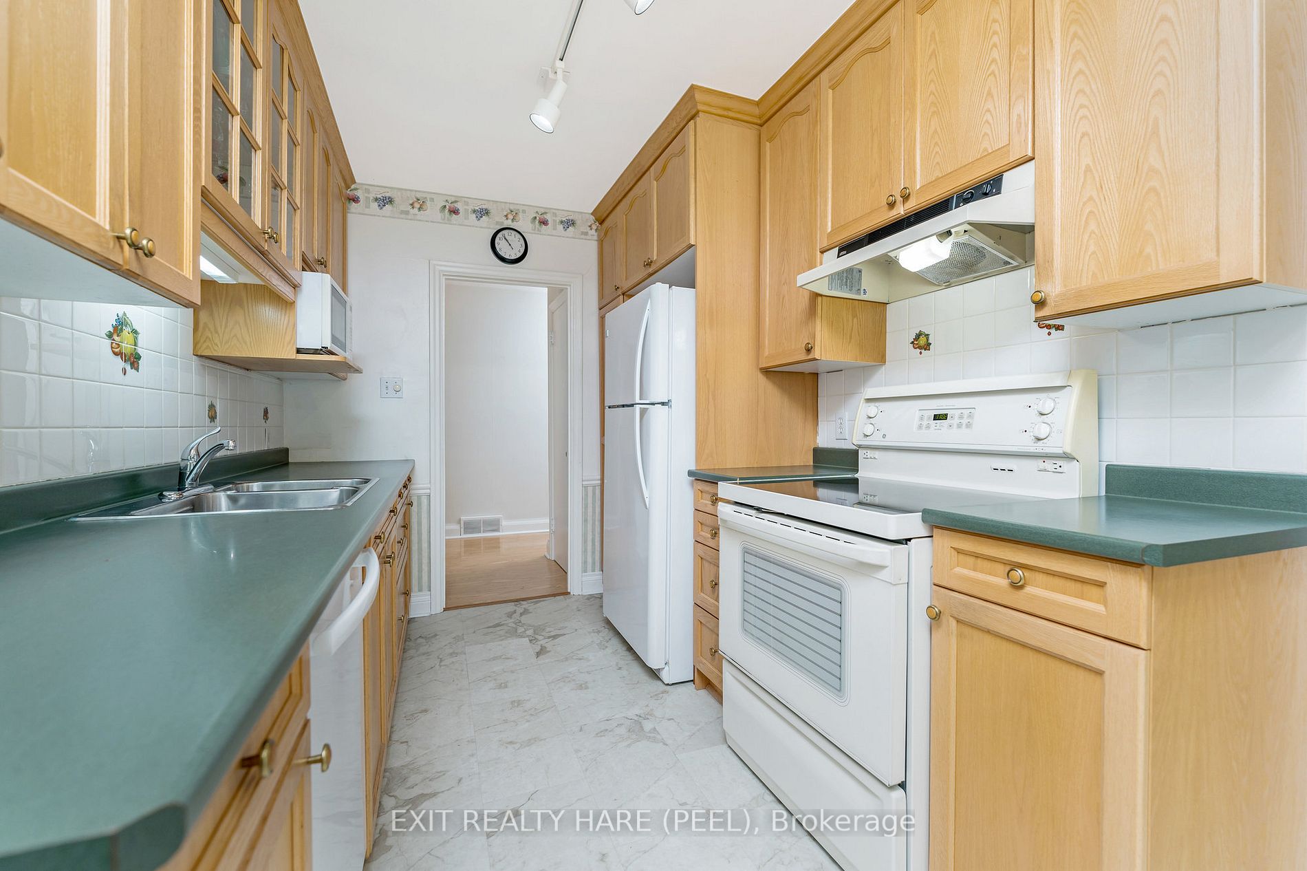 4 Moore Cres