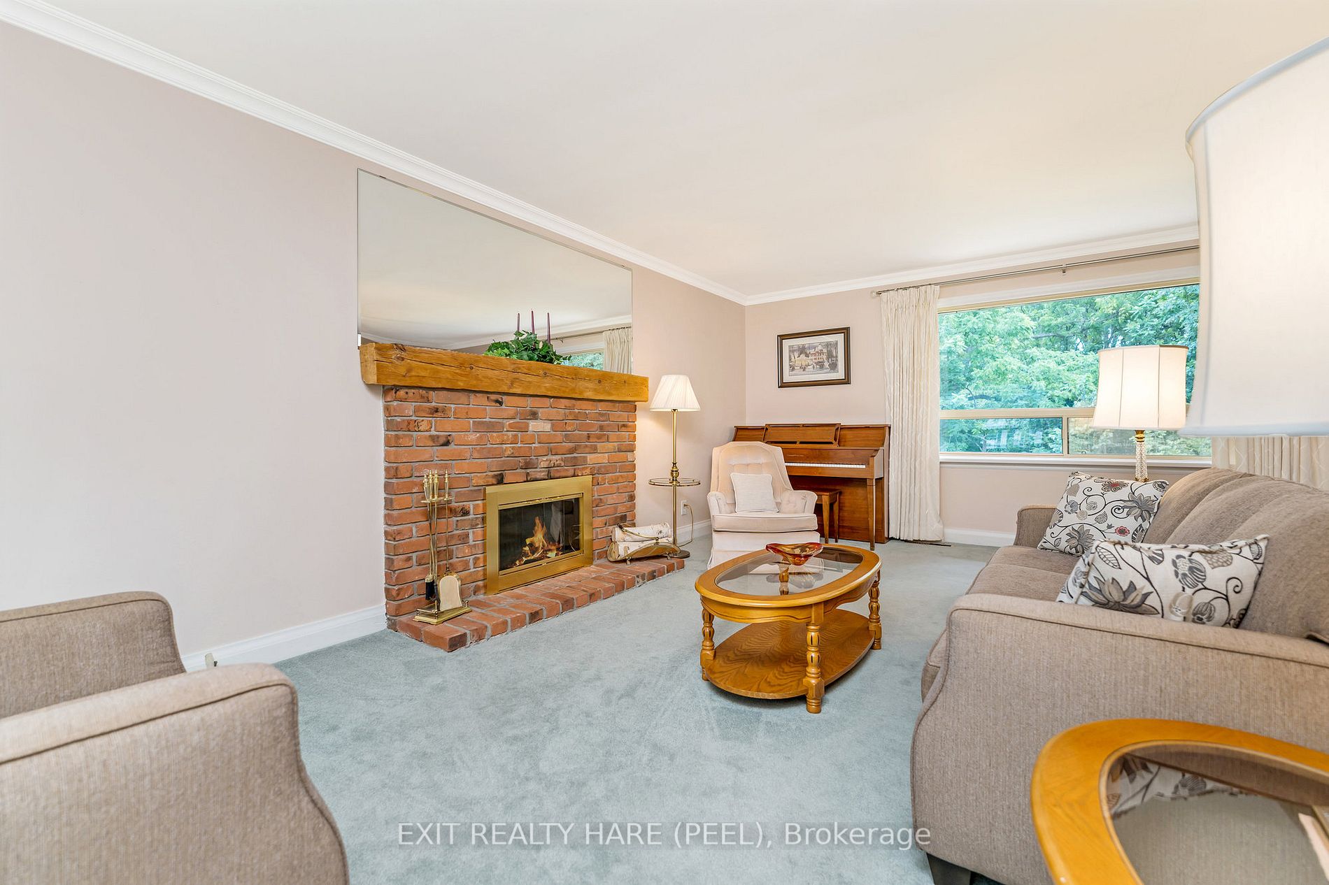 4 Moore Cres