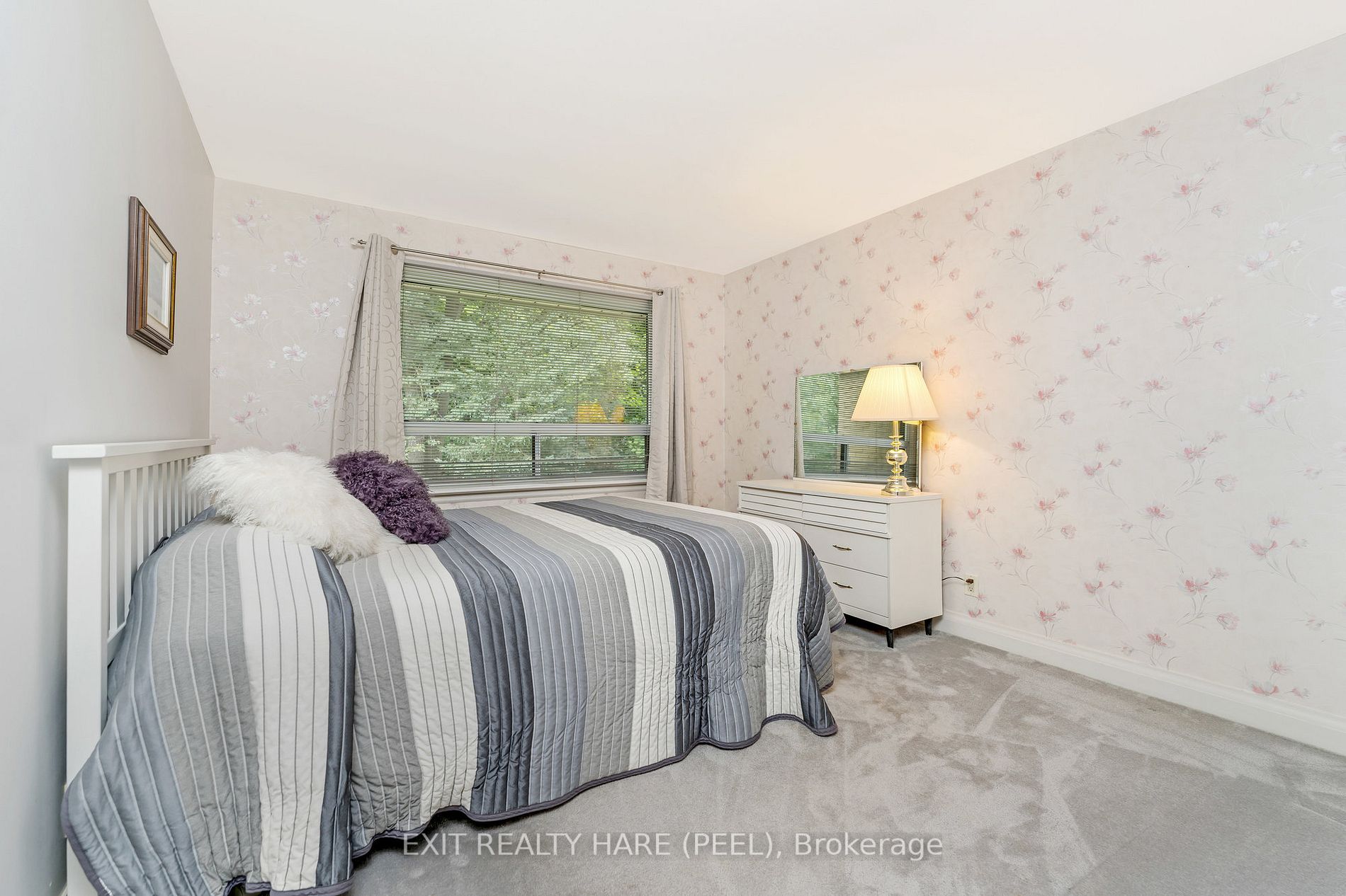 4 Moore Cres