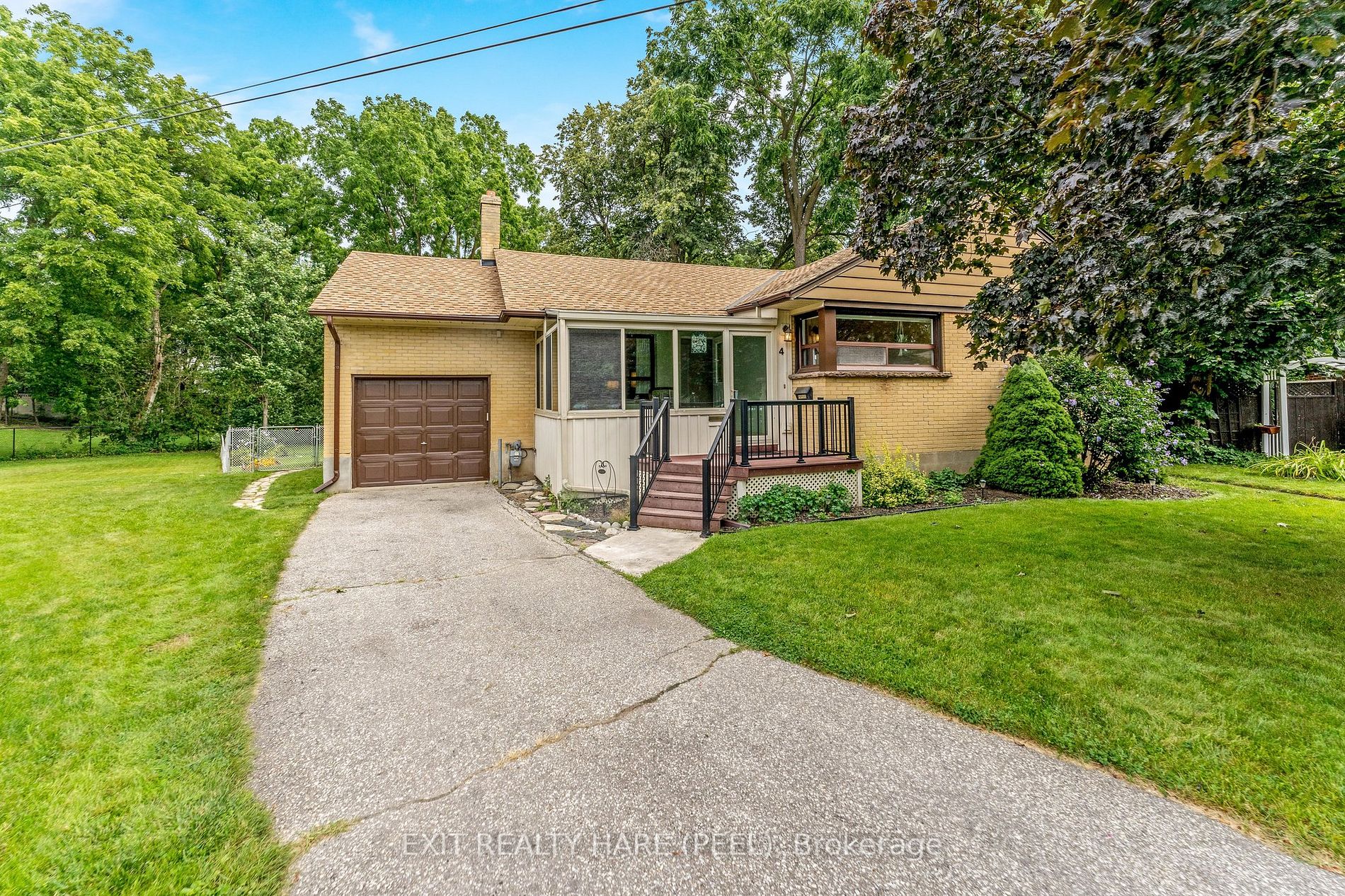 4 Moore Cres