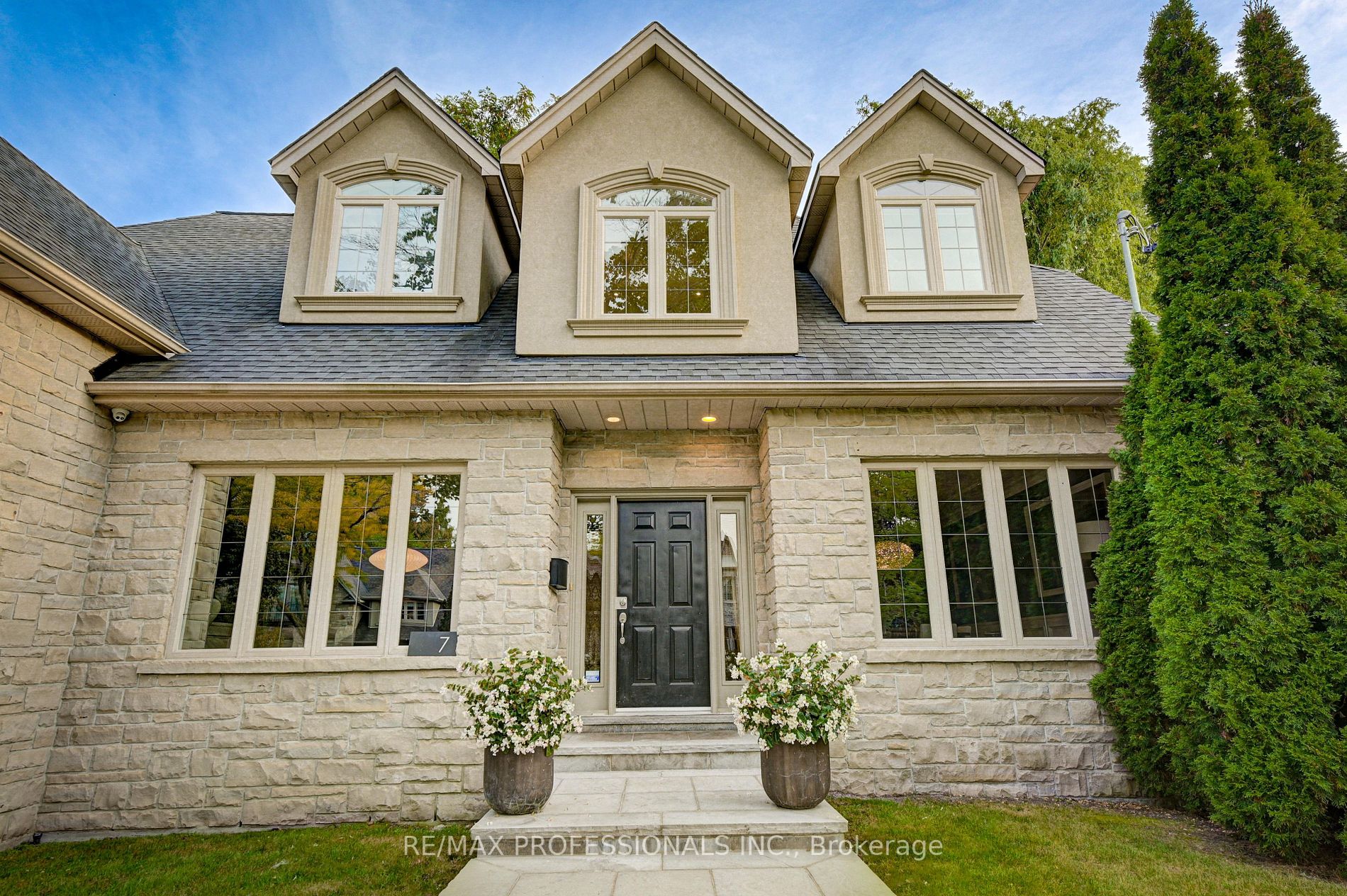 7 Golfcrest Rd