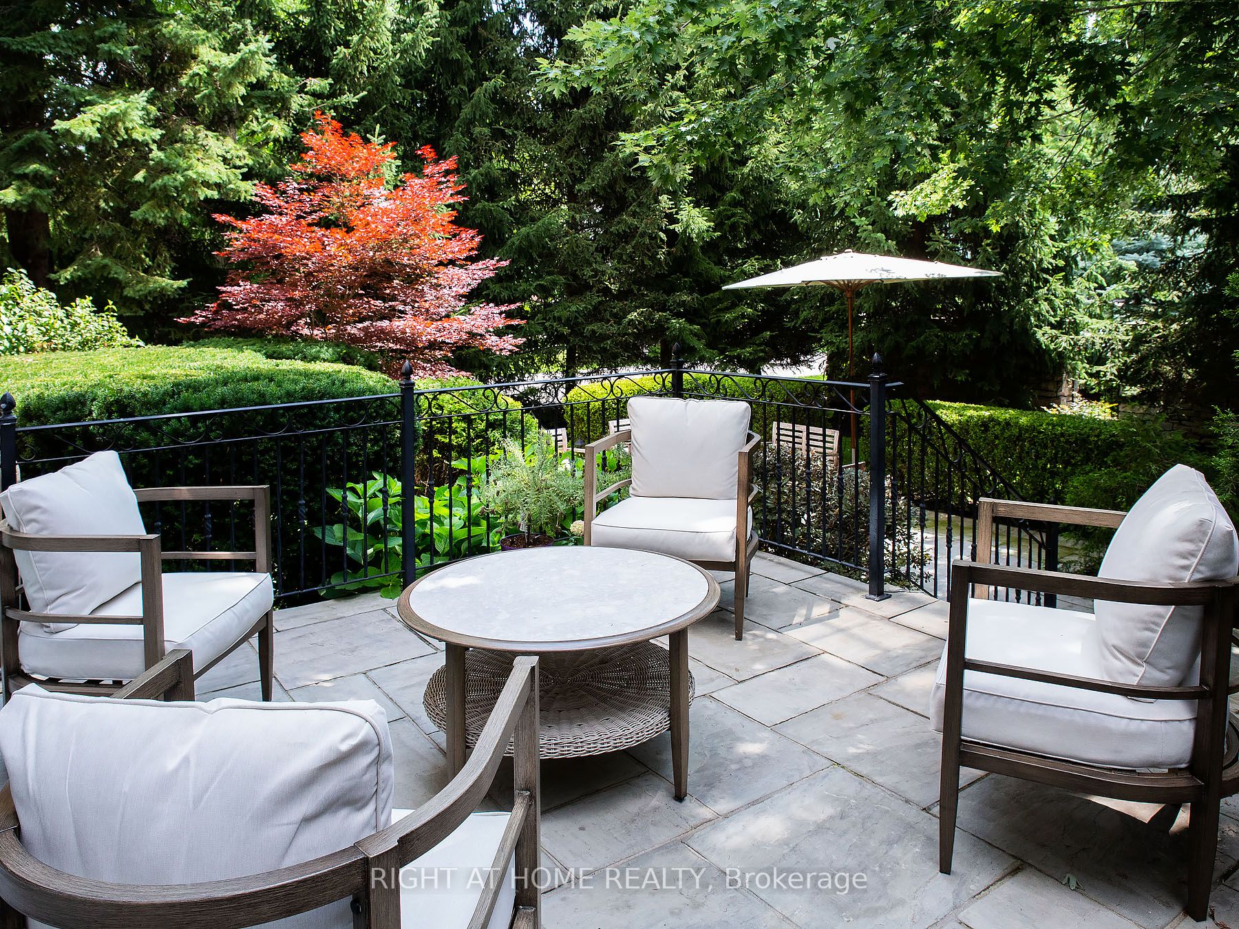 398 Lakeshore Rd W