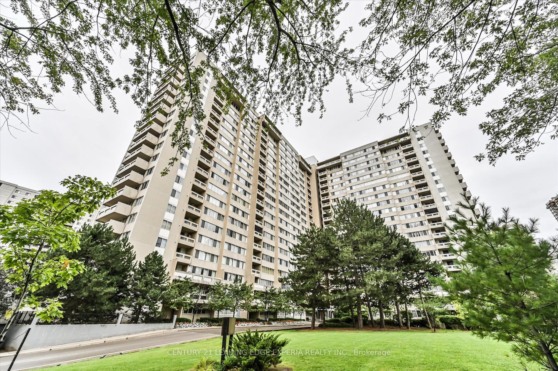 3590 Kaneff Cres, #604