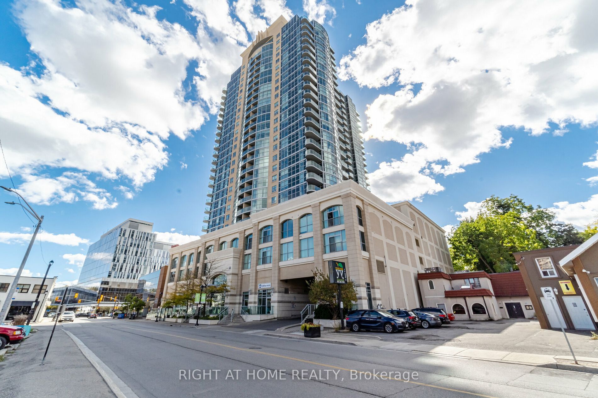 9 George St N, #1303