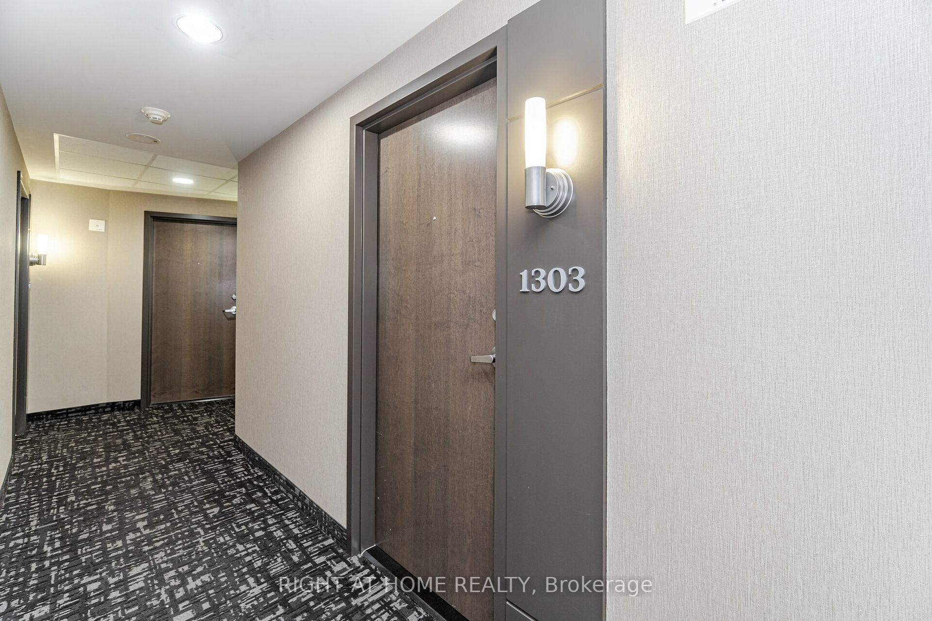 9 George St N, #1303