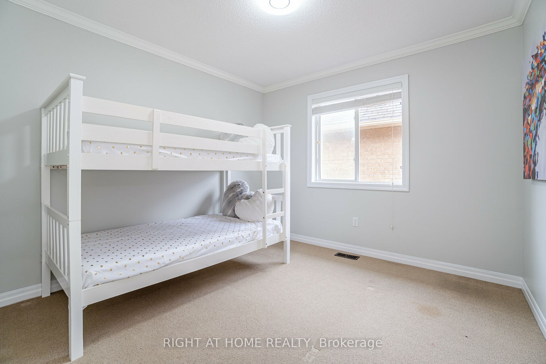 19 Dehaviland Cres