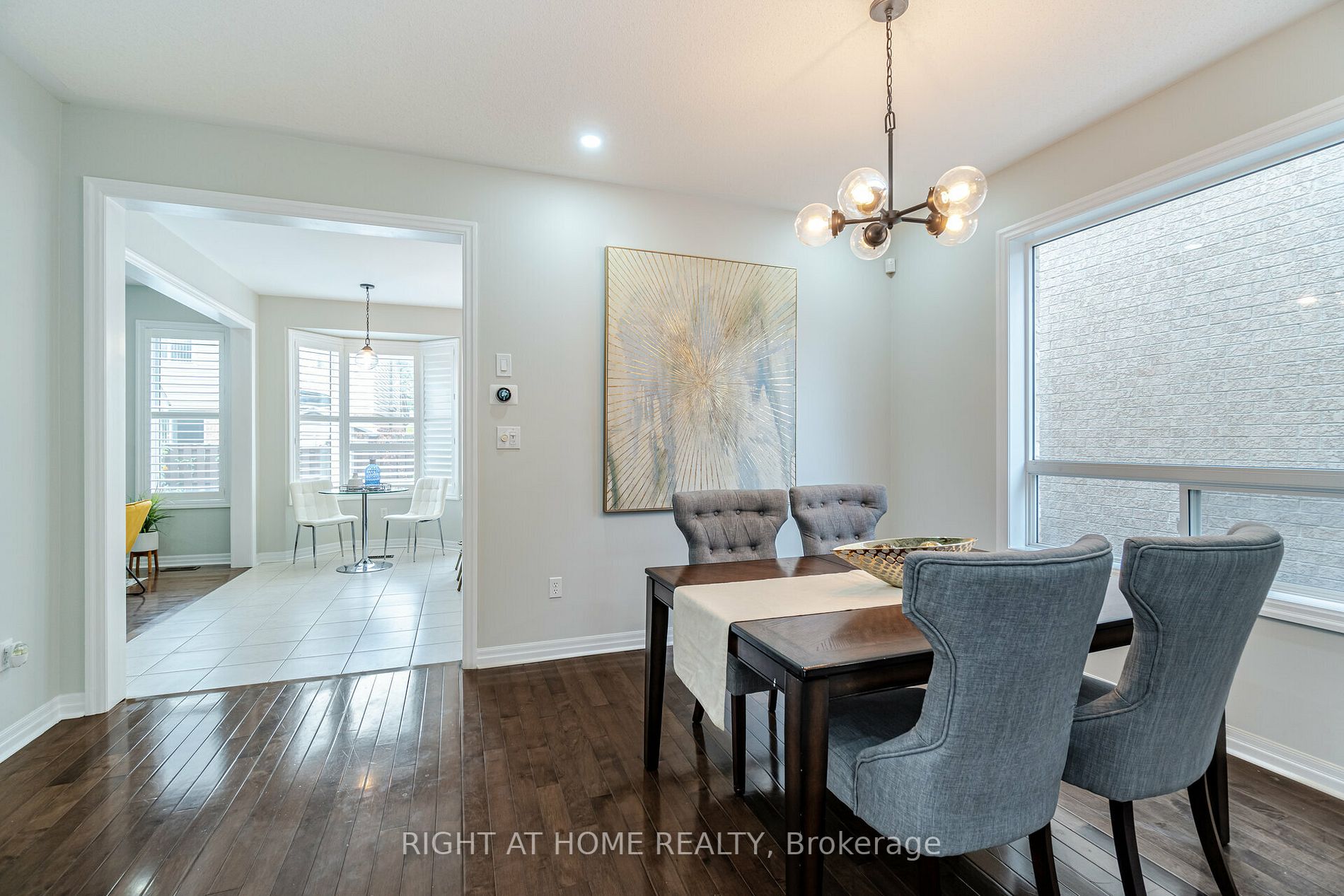 19 Dehaviland Cres