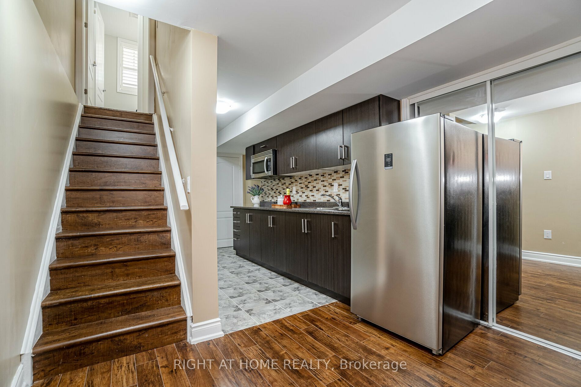 19 Dehaviland Cres