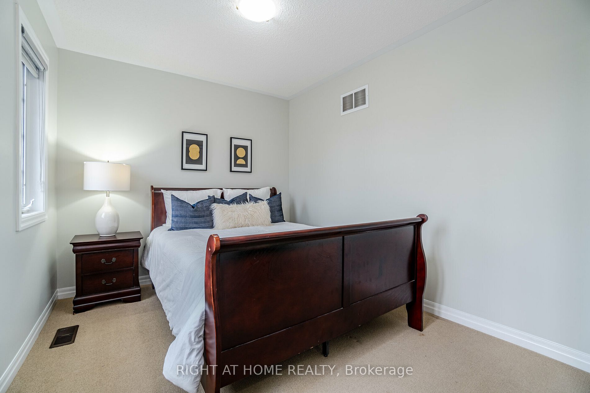 19 Dehaviland Cres
