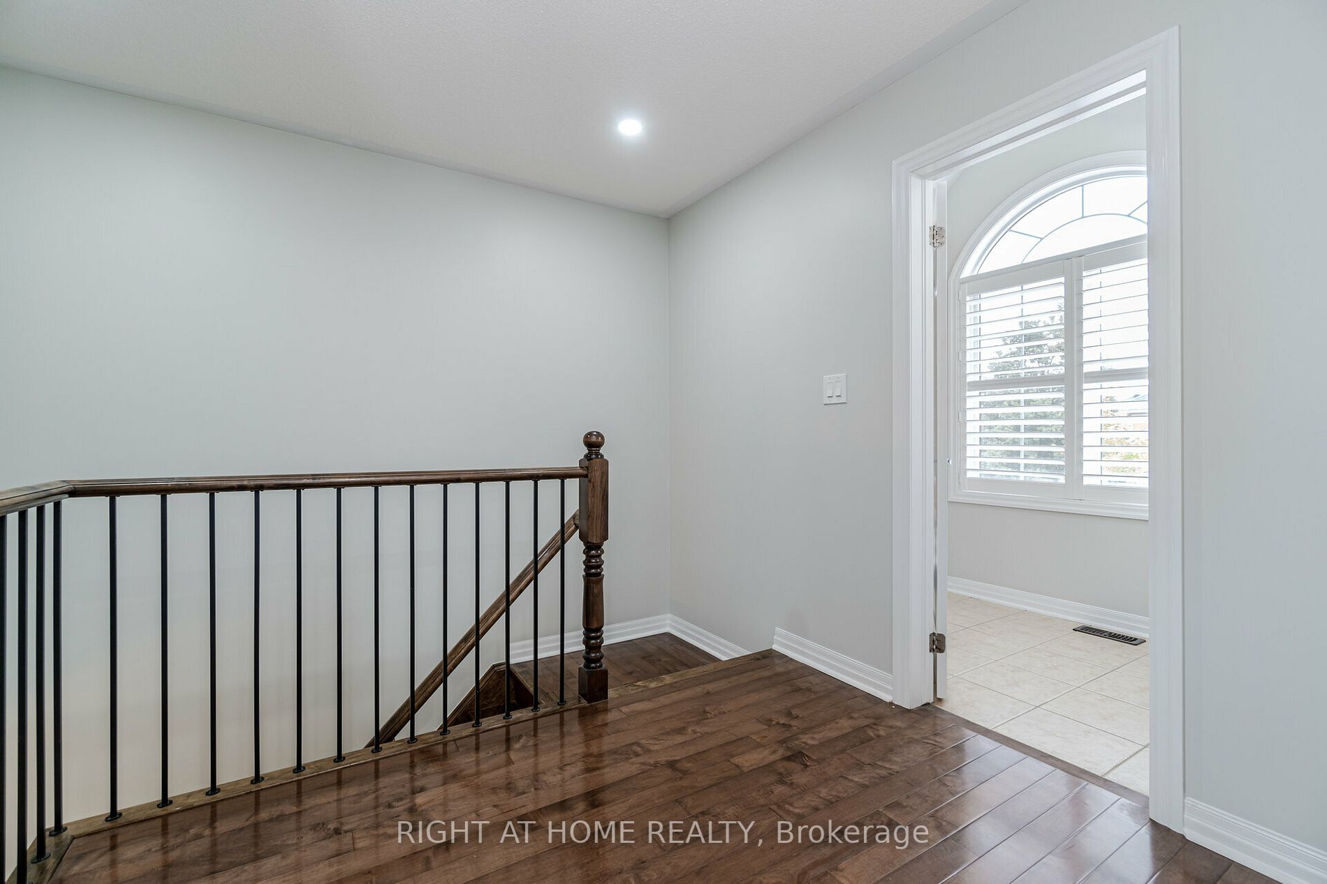 19 Dehaviland Cres
