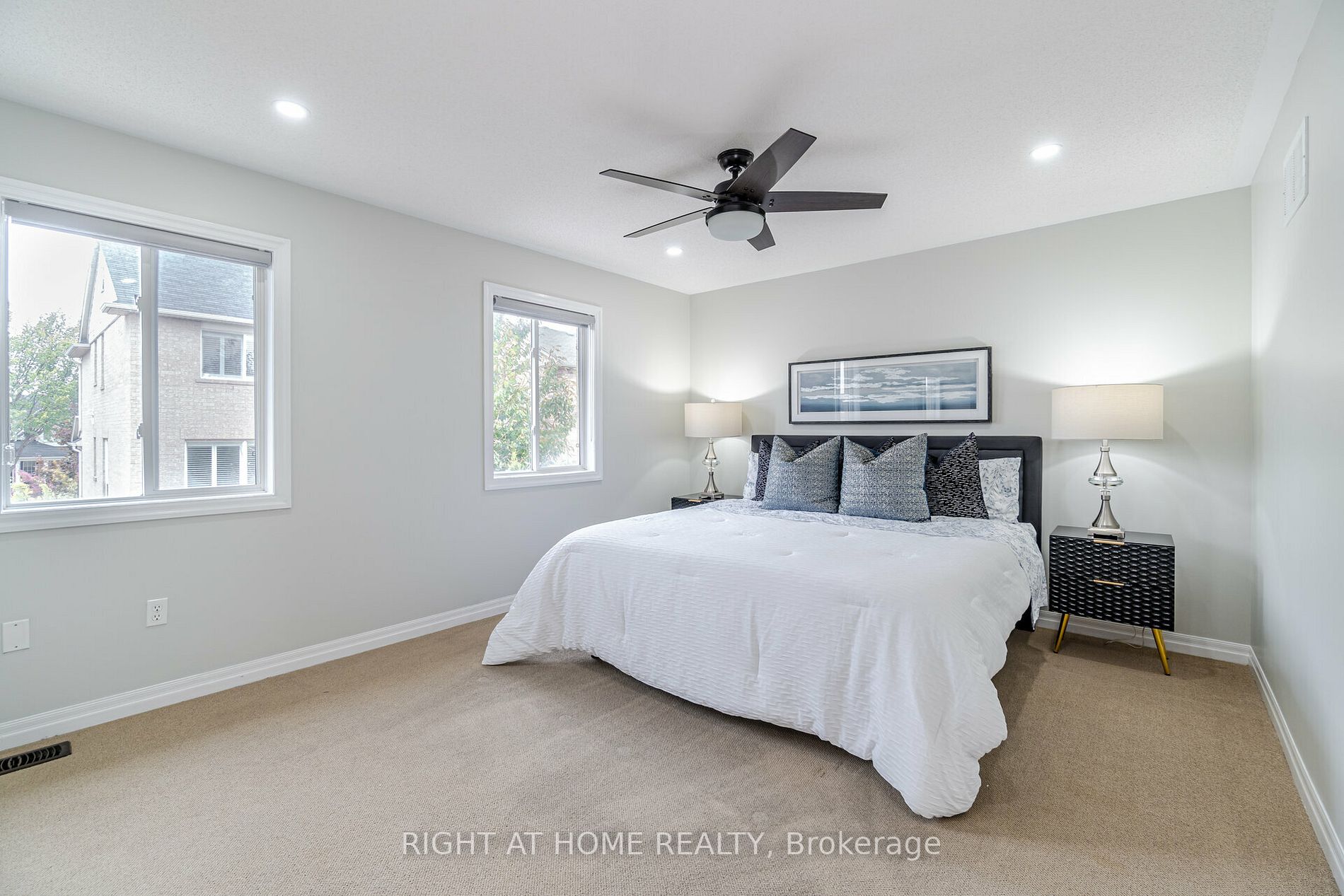 19 Dehaviland Cres