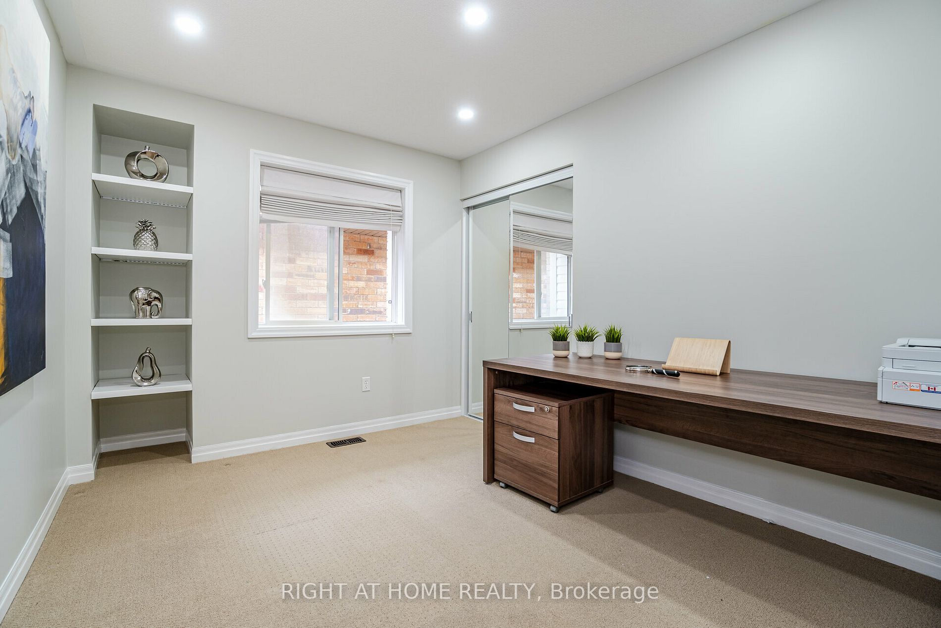 19 Dehaviland Cres