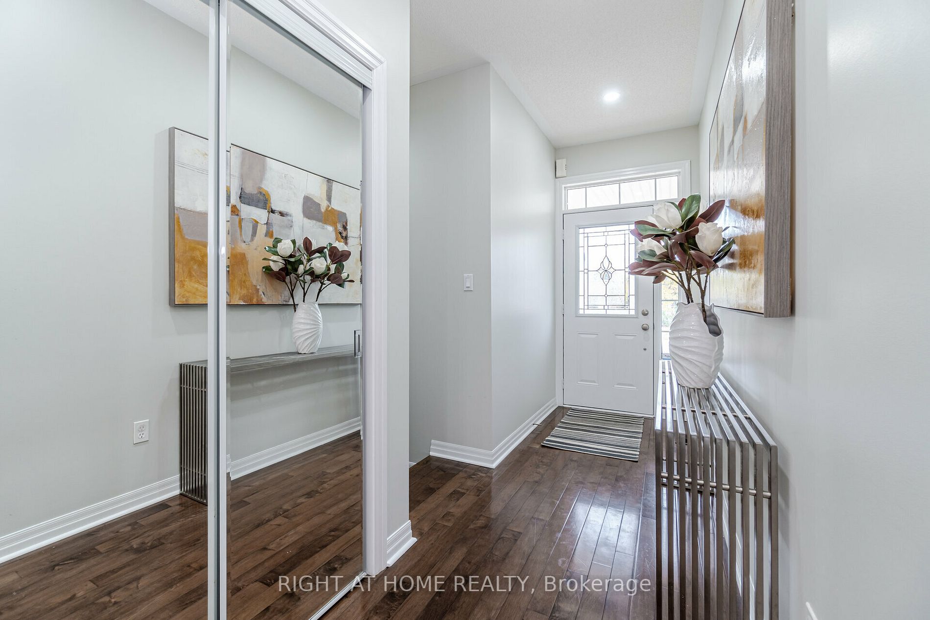 19 Dehaviland Cres