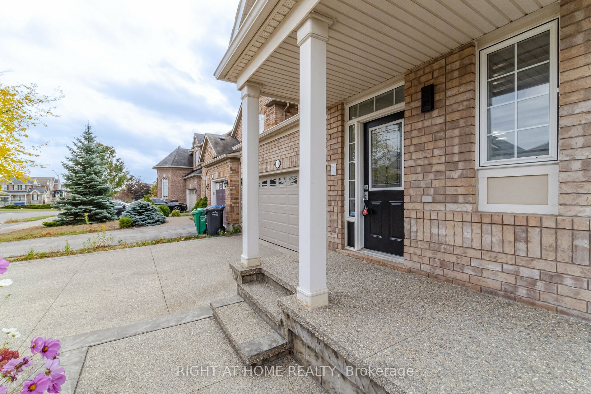 19 Dehaviland Cres