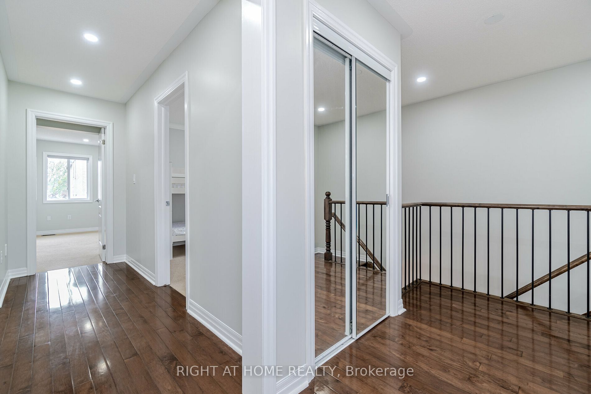 19 Dehaviland Cres