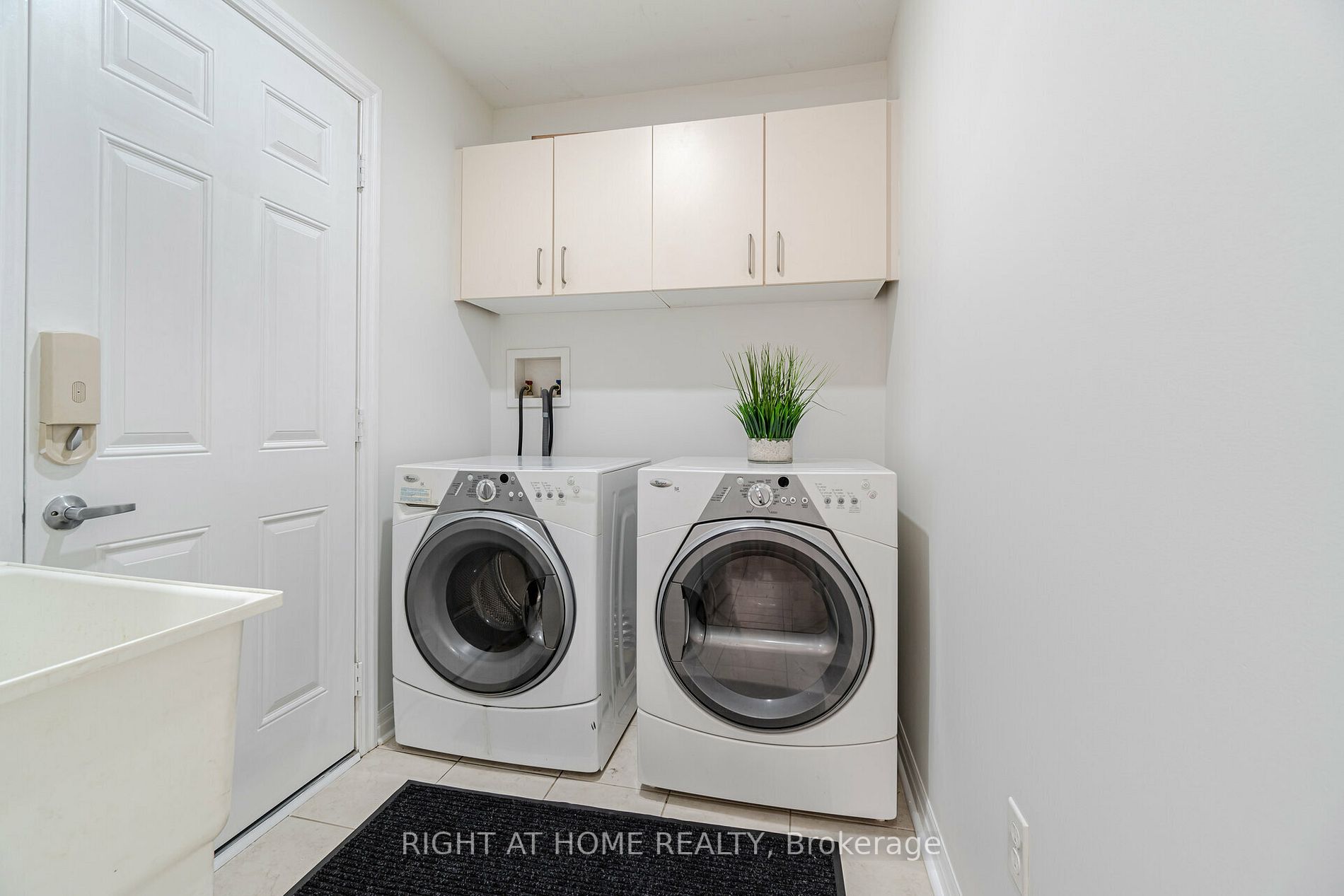 19 Dehaviland Cres
