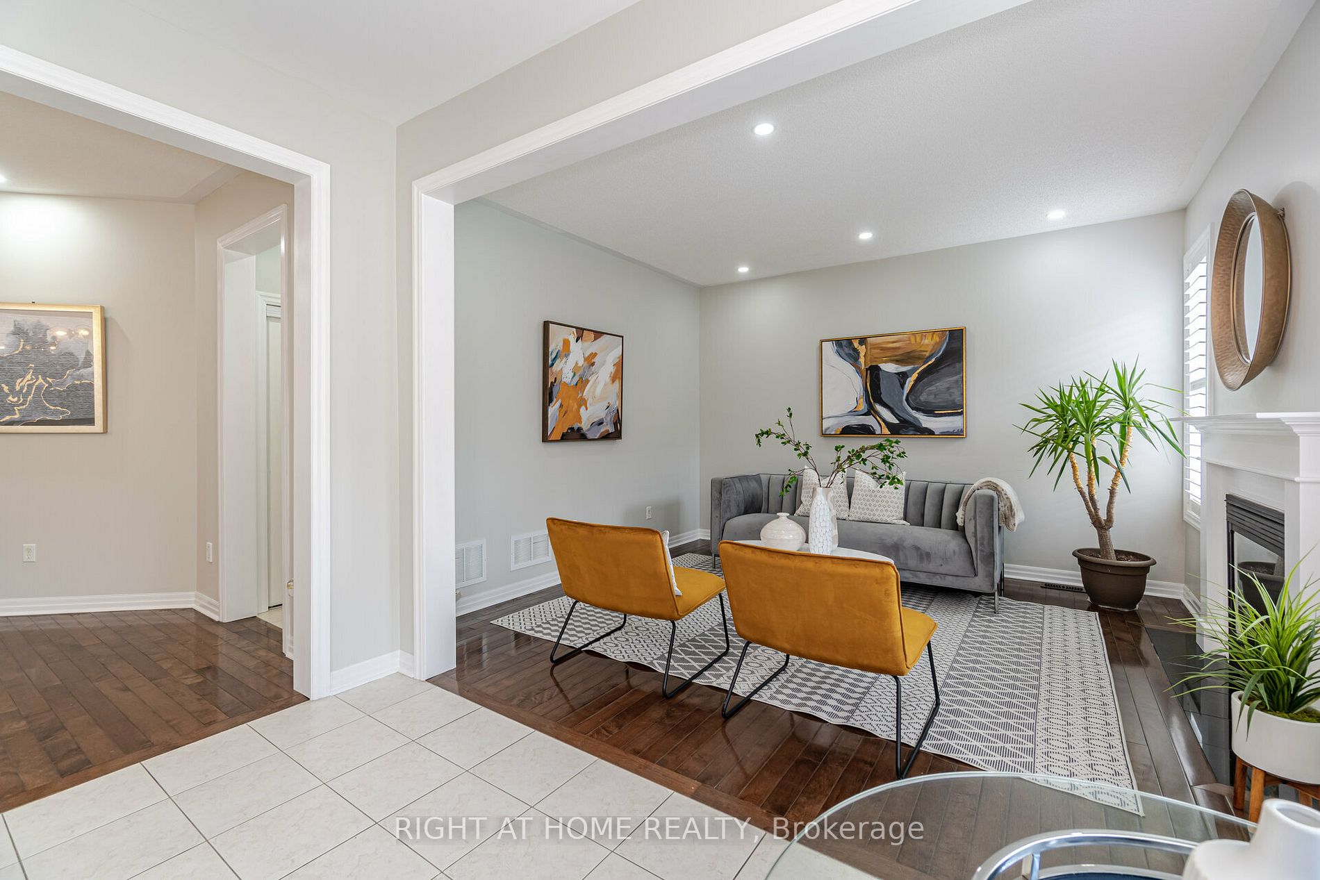 19 Dehaviland Cres