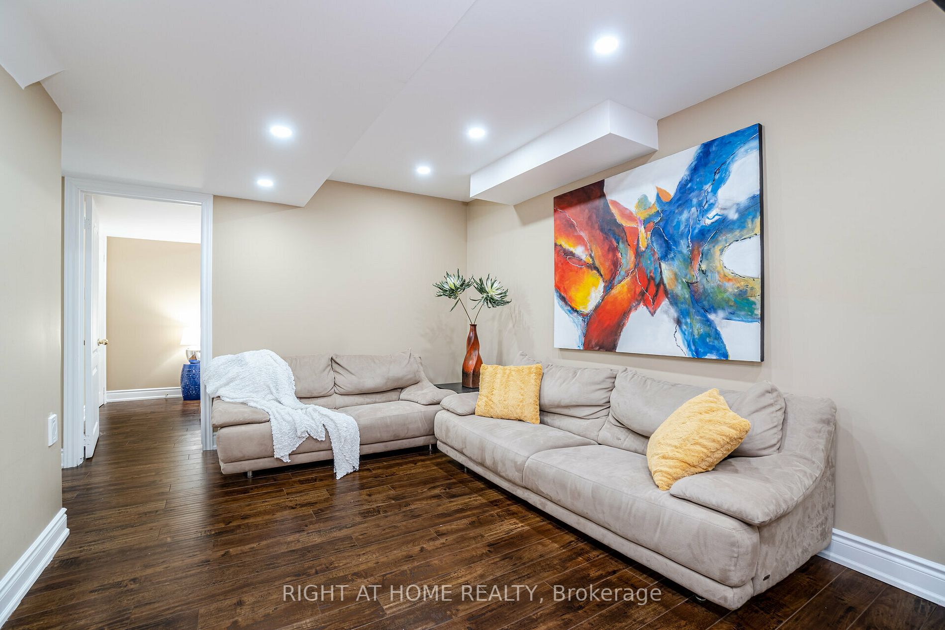 19 Dehaviland Cres