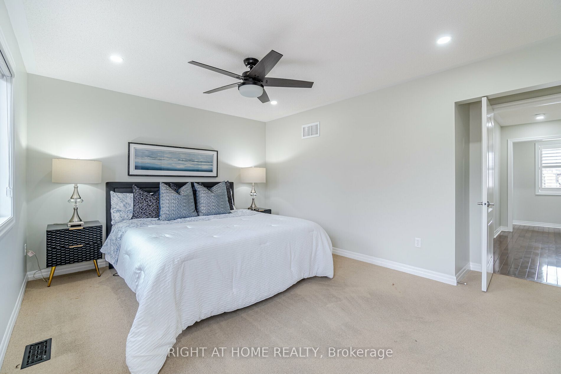 19 Dehaviland Cres
