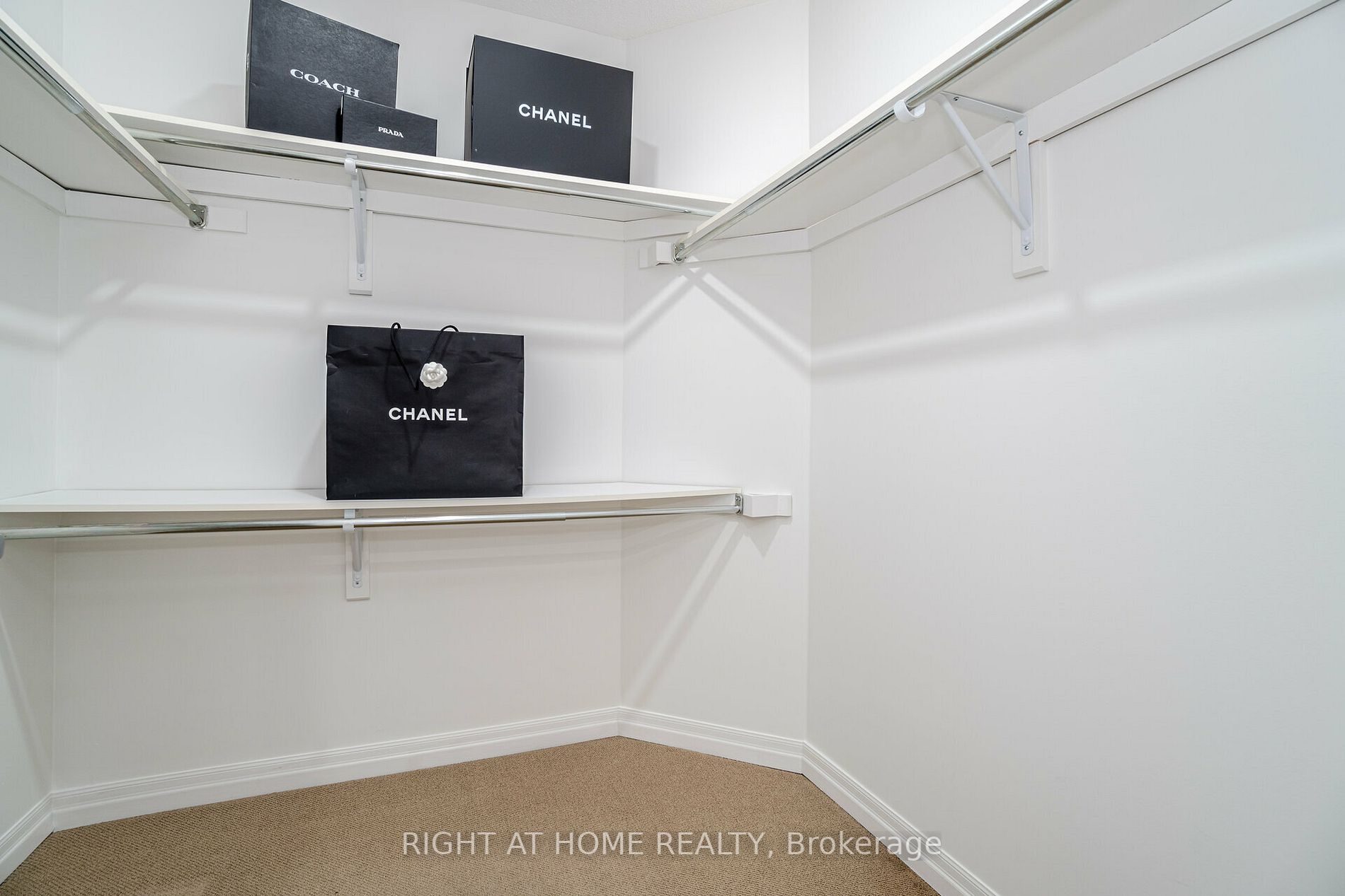 19 Dehaviland Cres
