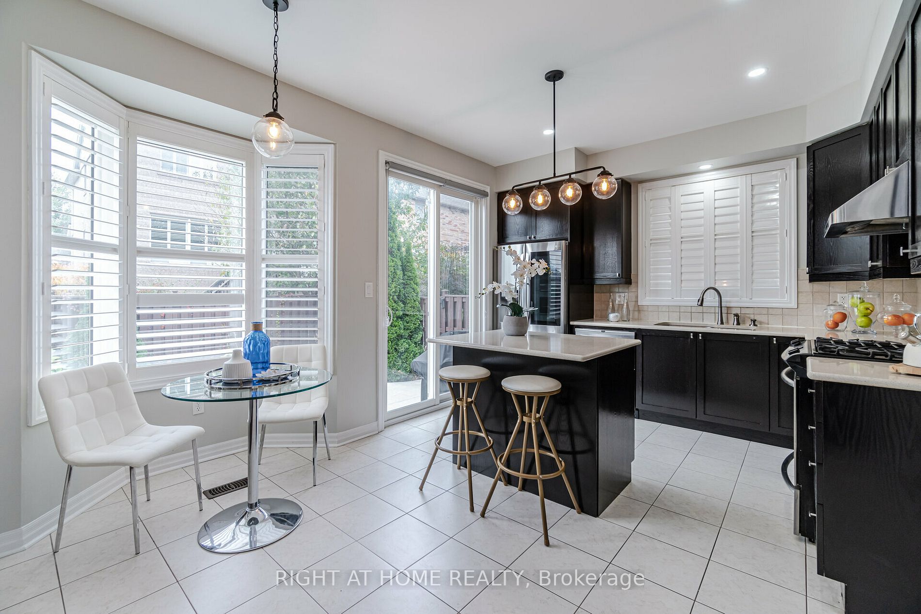 19 Dehaviland Cres
