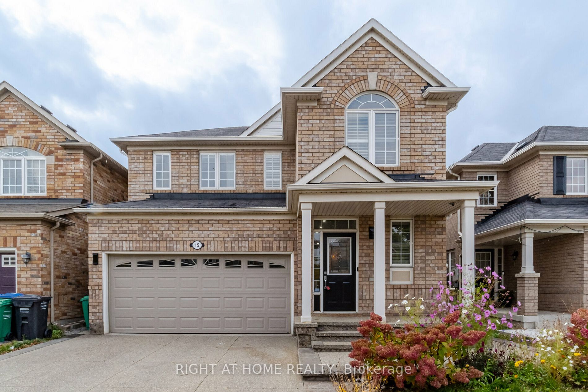 19 Dehaviland Cres