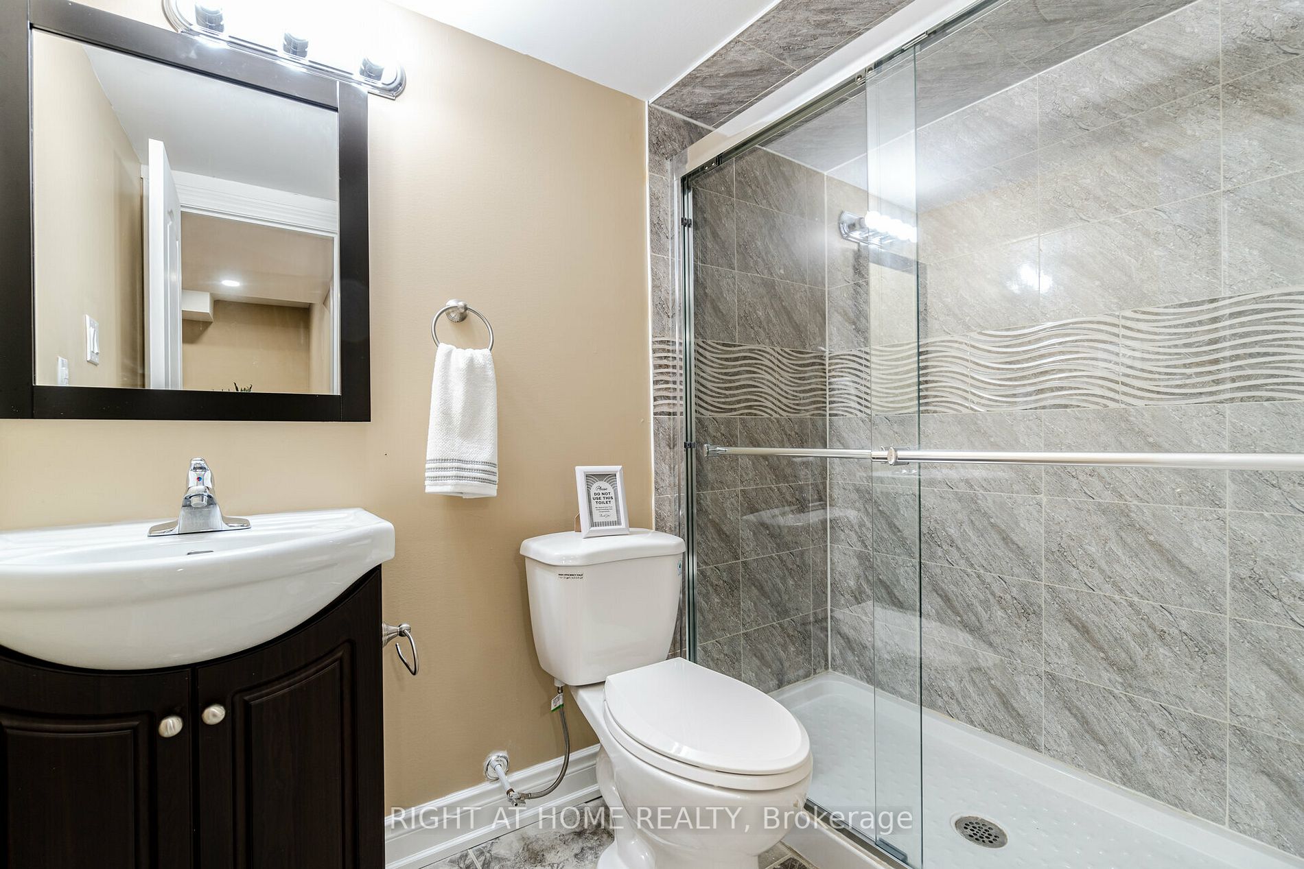 19 Dehaviland Cres