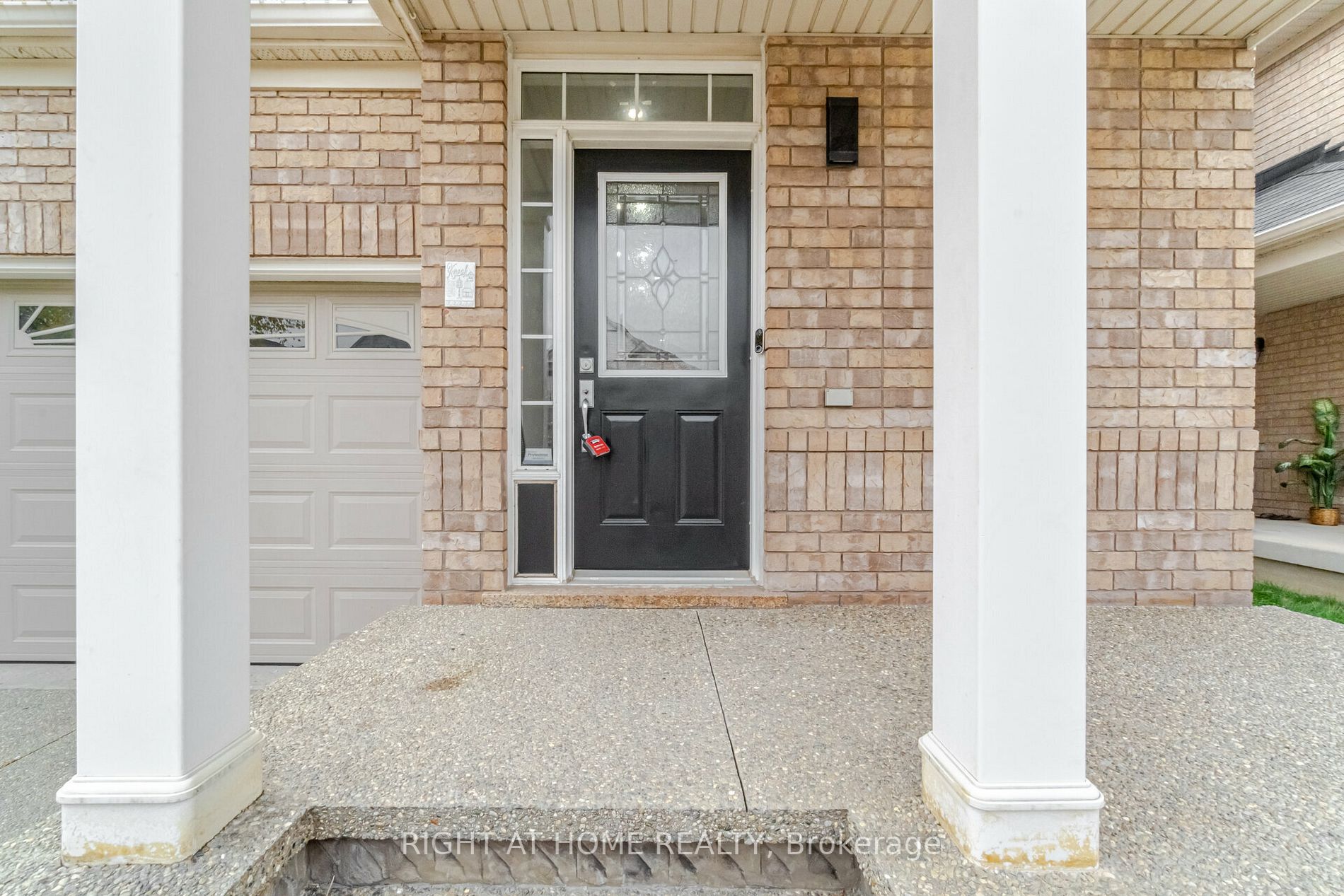 19 Dehaviland Cres