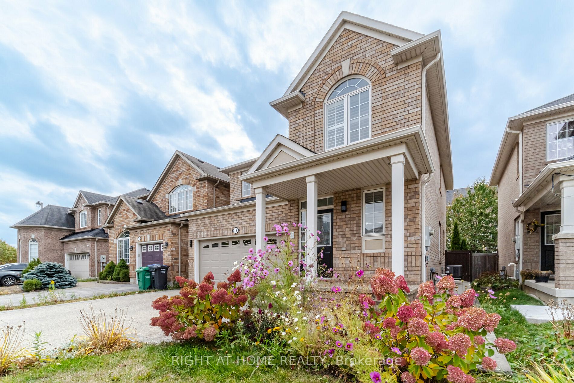 19 Dehaviland Cres