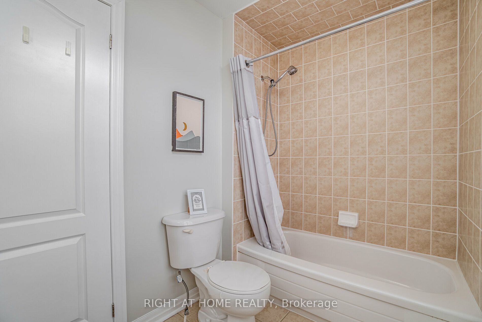 19 Dehaviland Cres