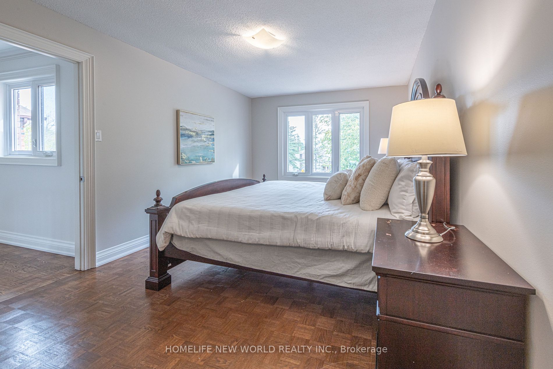 271 Paisley Blvd W