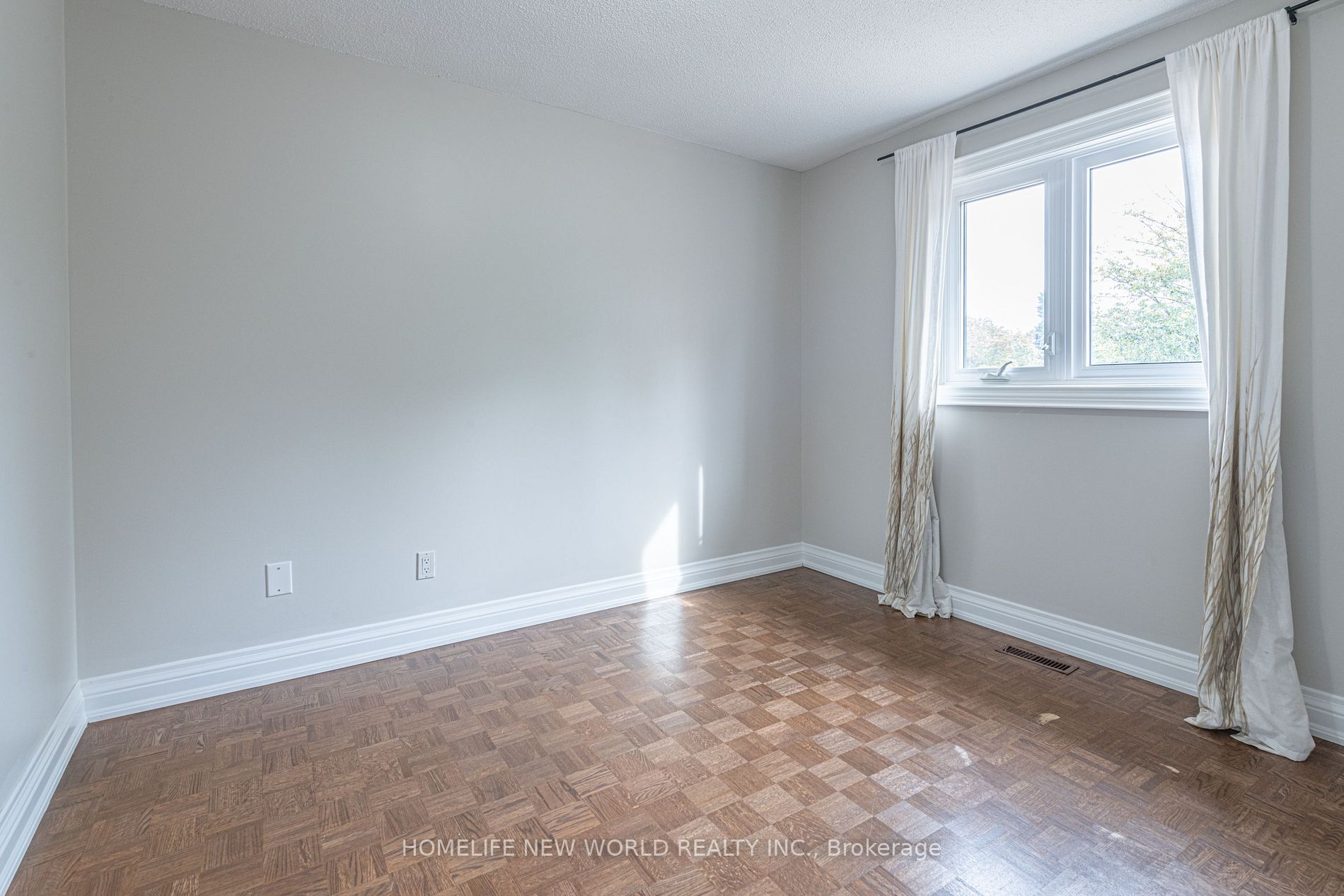 271 Paisley Blvd W