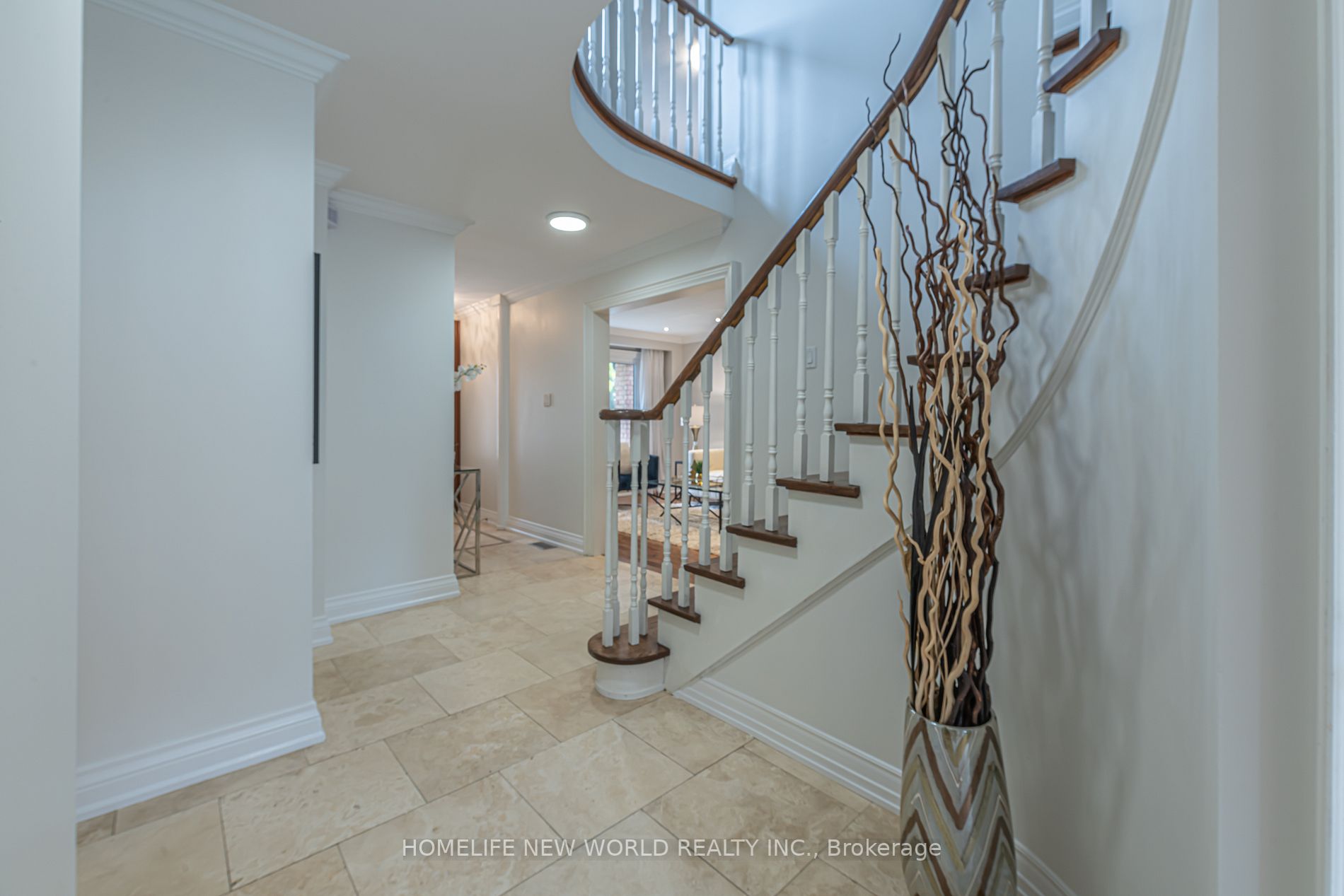 271 Paisley Blvd W