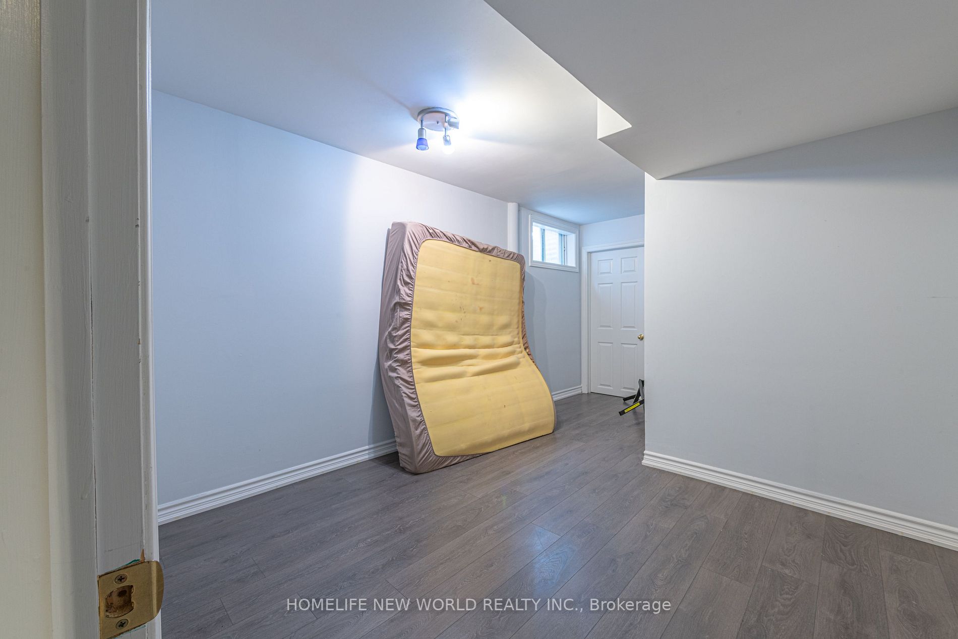 271 Paisley Blvd W