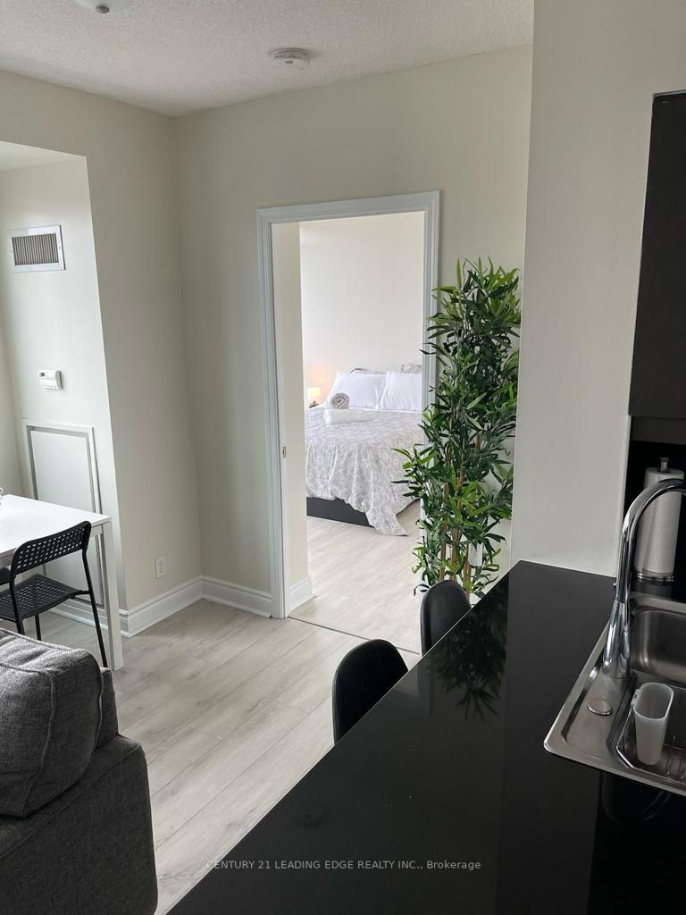 1900 Lakeshore Blvd W, #303