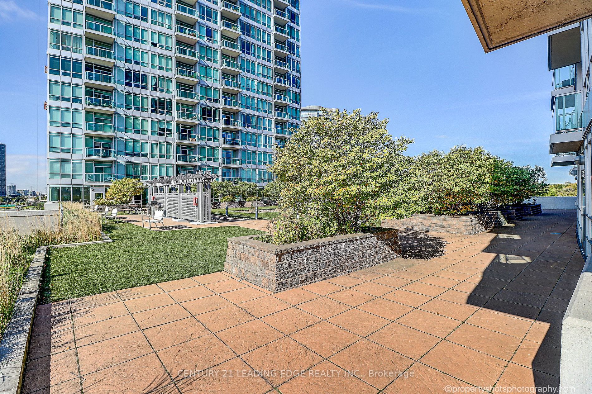 1900 Lakeshore Blvd W, #303
