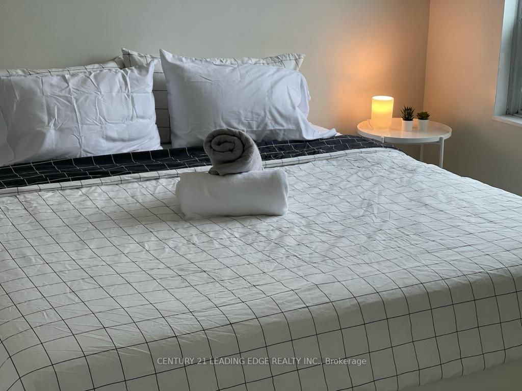 1900 Lakeshore Blvd W, #303