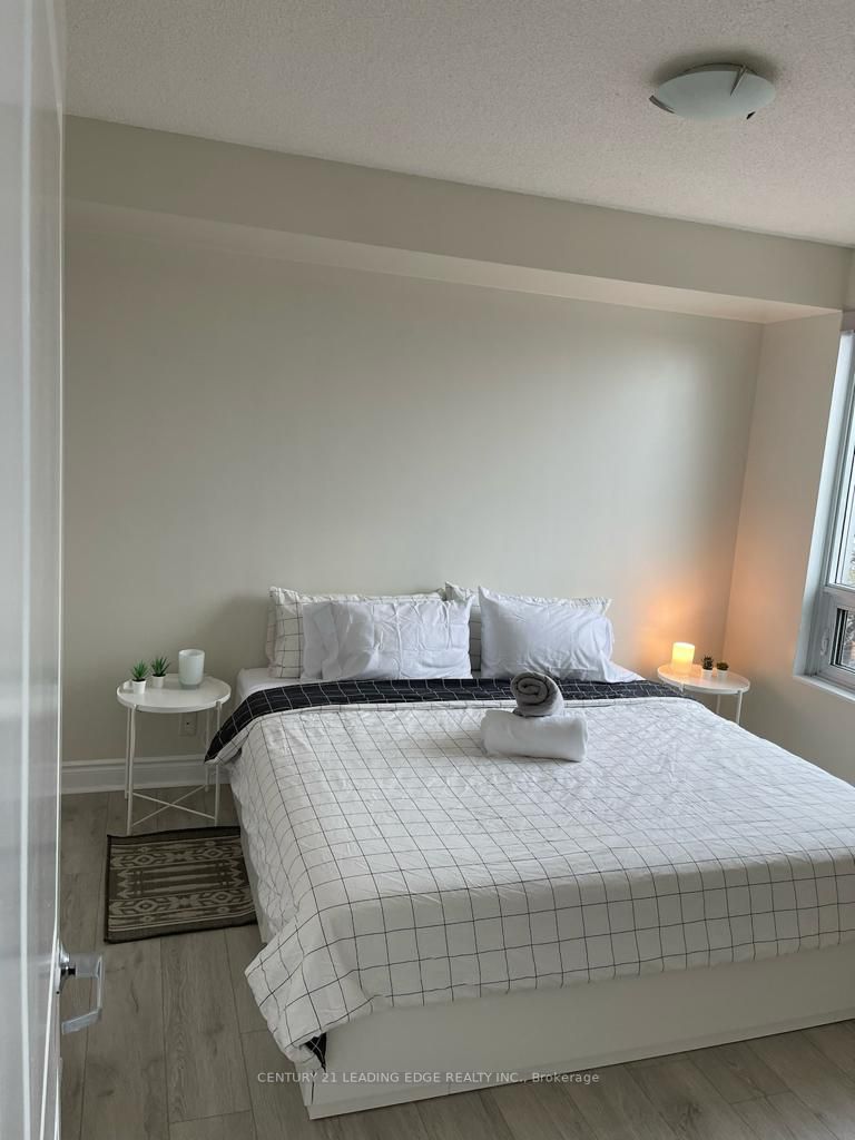 1900 Lakeshore Blvd W, #303