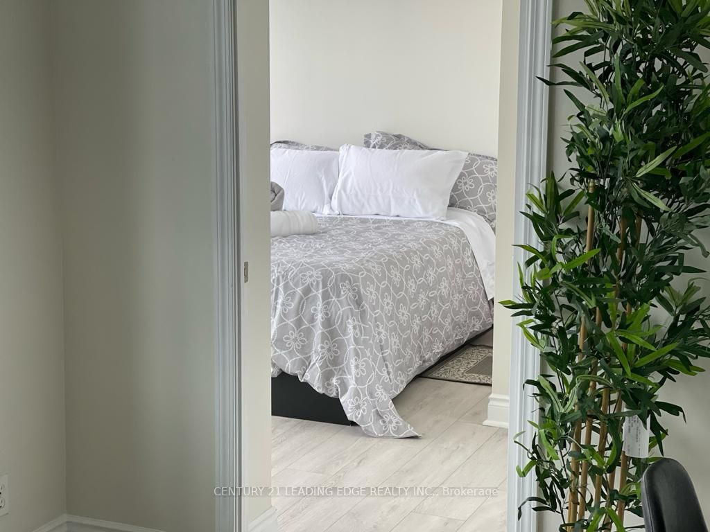 1900 Lakeshore Blvd W, #303